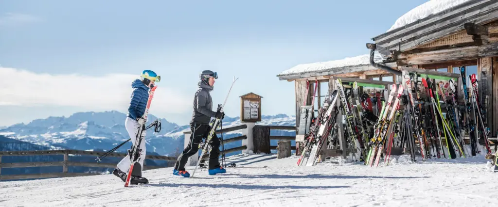 rodelpark mit skihütte und bergblick4 rodelpark mit skihütte und bergblick4