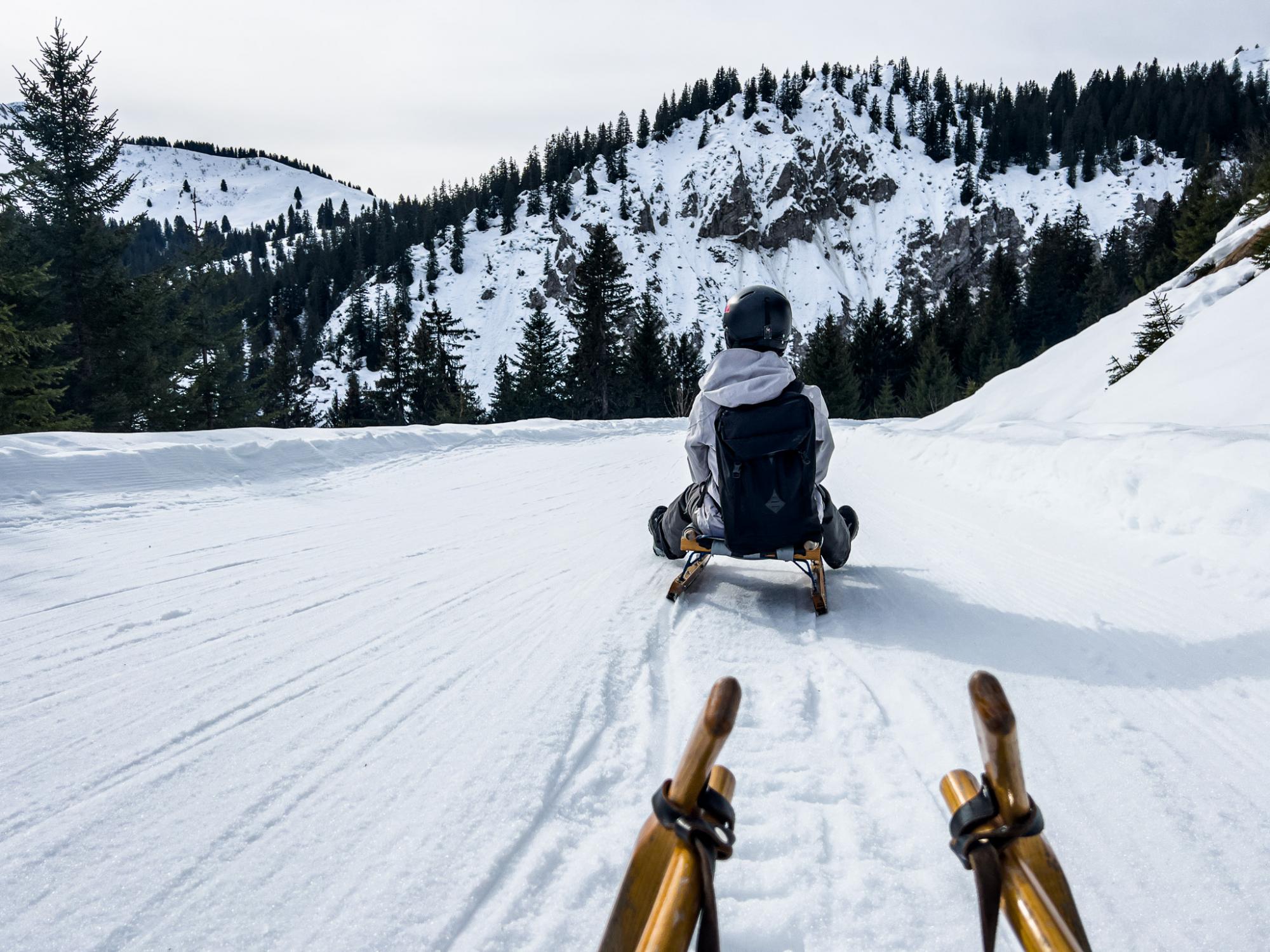 Ausrüstung & Verleih winterrodelbahn mit verschneiter berglandschaft2