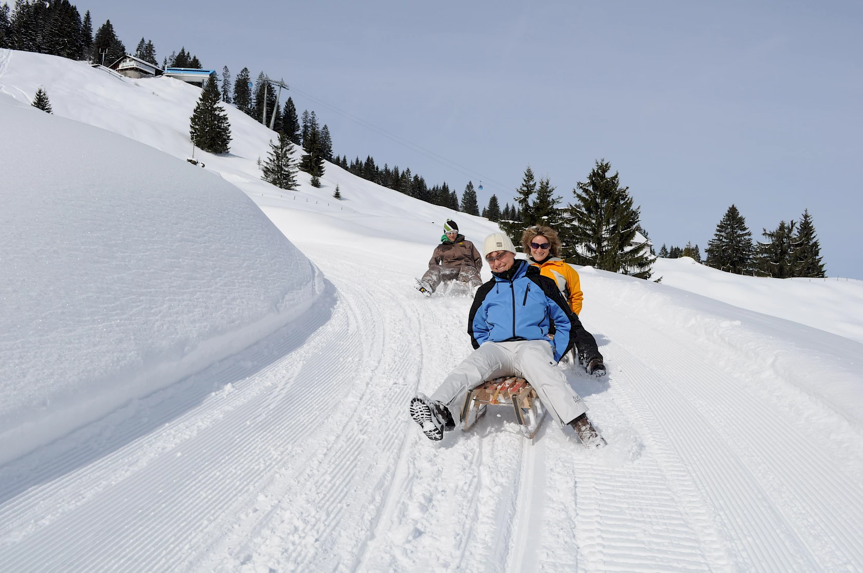 Ausrüstung & Verleih winterrodelbahn mit verschneiter berglandschaft6